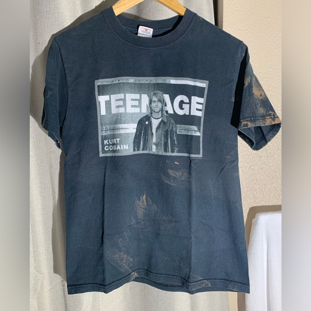 2002 Kurt Cobain T Shirt
Teenage Memorial Graphic
Nirvana Tee By End Of Music